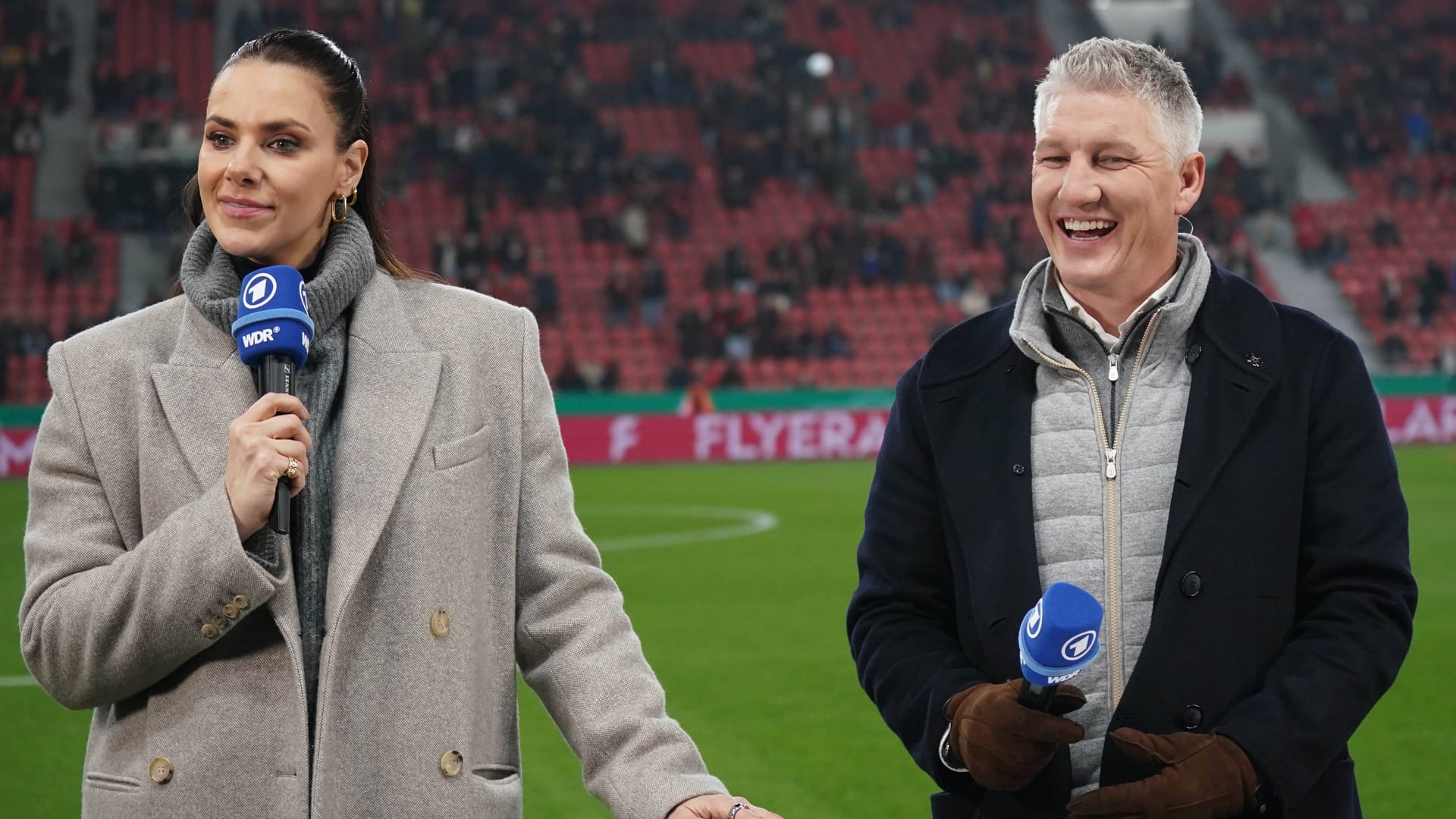 Bewährtes Duo bei den Live-Übertragungen der "Sportschau": ARD-Moderatorin Sedlaczek, -Experte Schweinsteiger am Rande des Pokalspiels in Leverkusen.