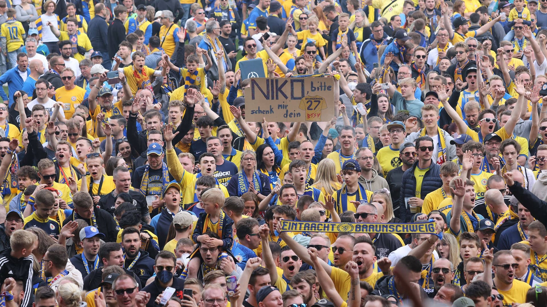 BTSV-Fans auf dem Platz (Archivbild): Zum Derby könnte das Stadion trotz Auswärtsspiel voll werden.