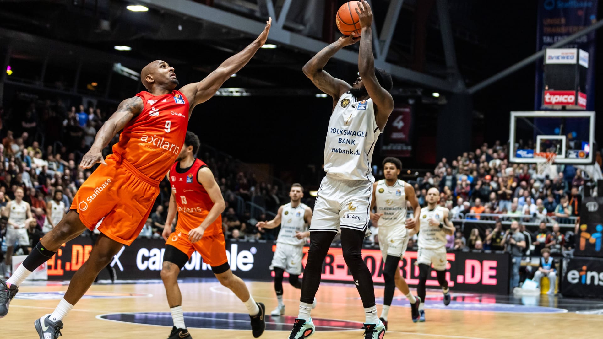 TJ Crockett Jr. (r.) im Duell mit DeAndre Lansdowne: Die Löwen Braunschweig setzten sich am Samstagabend souverän in Chemnitz durch.