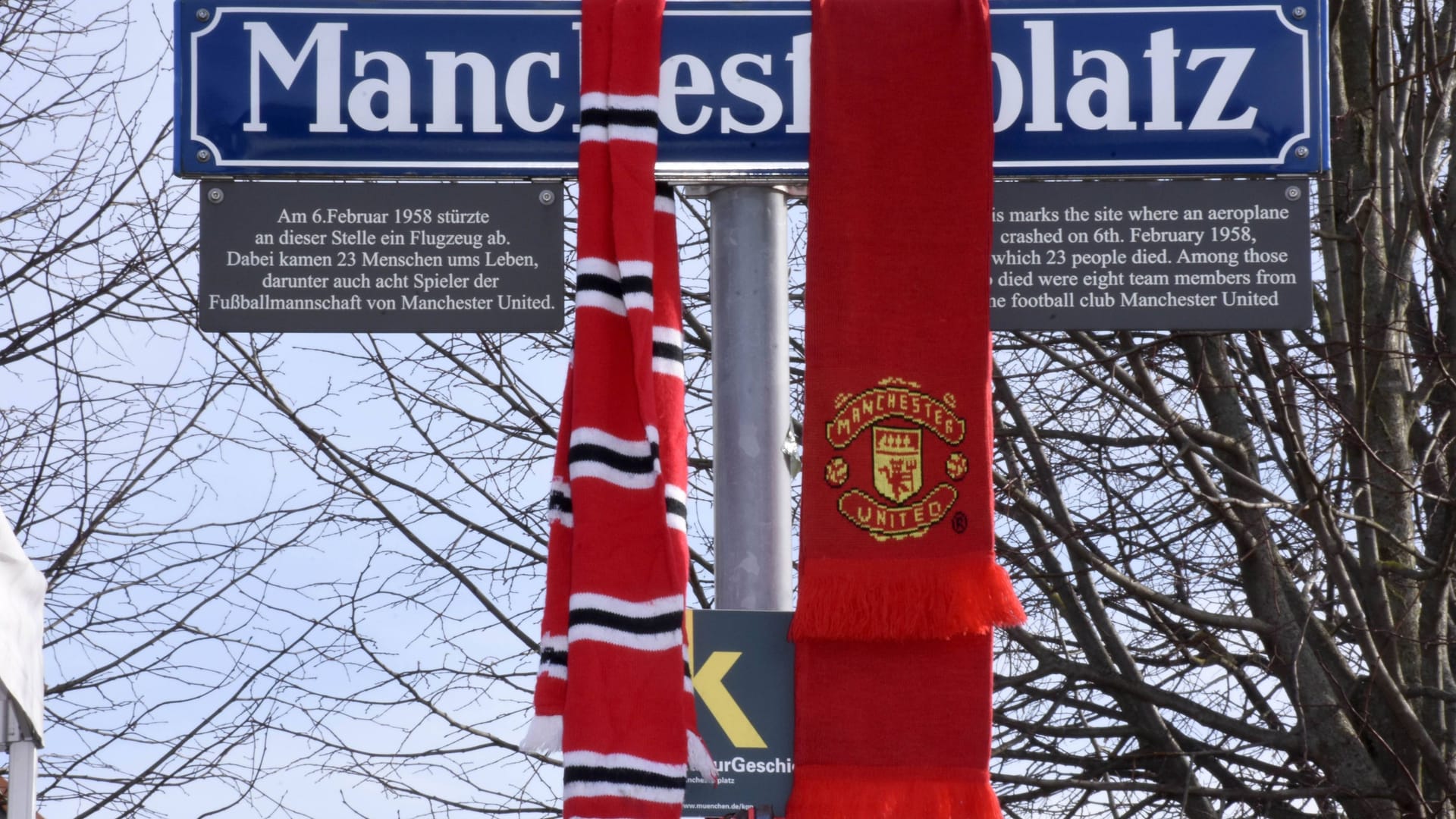 Schals von Manchester United hängen am Manchester Platz in München (Archivbild): Der Ort ist Schauplatz einer Tragödie.