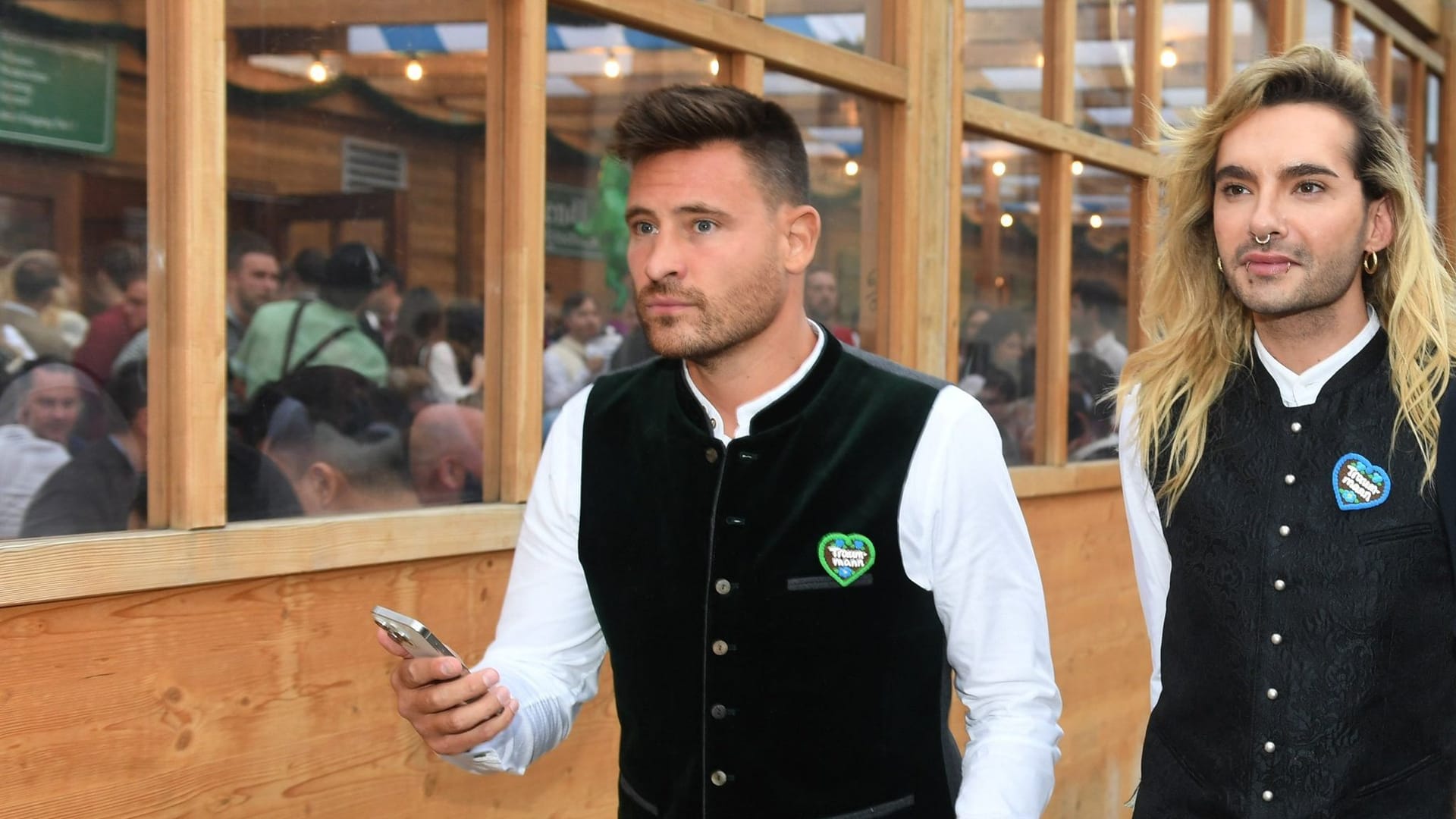 Marc Eggers und Bill Kaulitz verlassen das Schützenzelt auf der Wiesn.