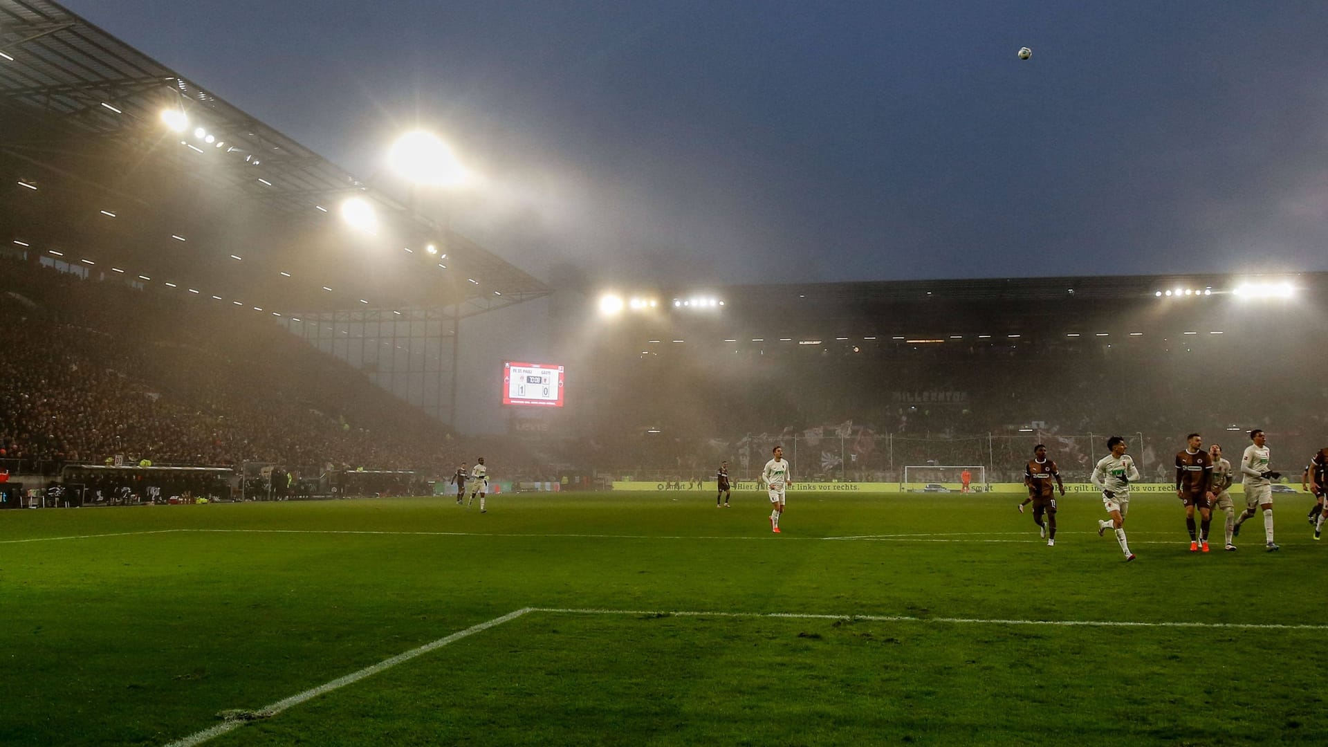 Weites Rund: Das Millerntorstadion in der Partie des FC St. Pauli gegen den FC Augsburg.