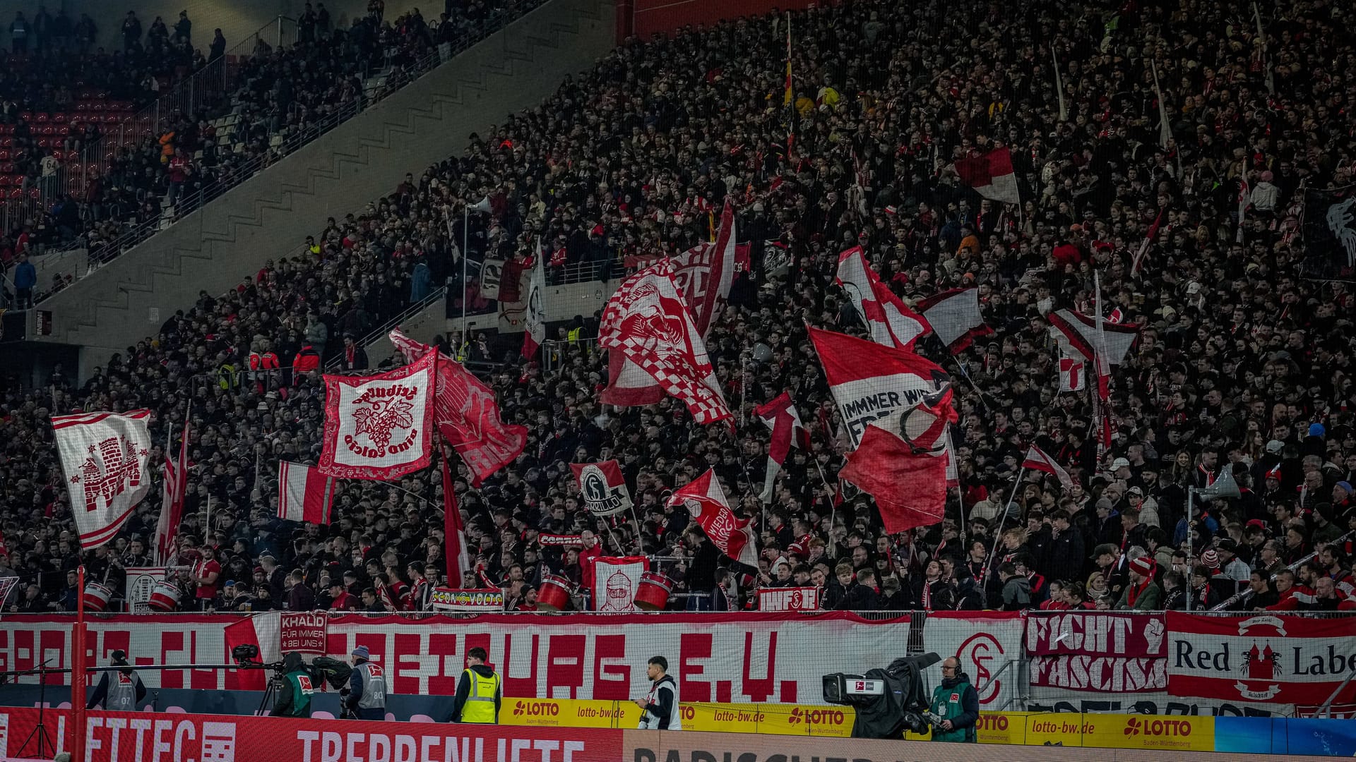 Die Freiburger Fankurve gegen Werder: Kurz nach der Halbzeit blieb sie ruhig – aus gutem Grund. Die Freiburger Fankurve gegen Werder: Kurz nach der Halbzeit blieb sie ruhig – aus gutem Grund.