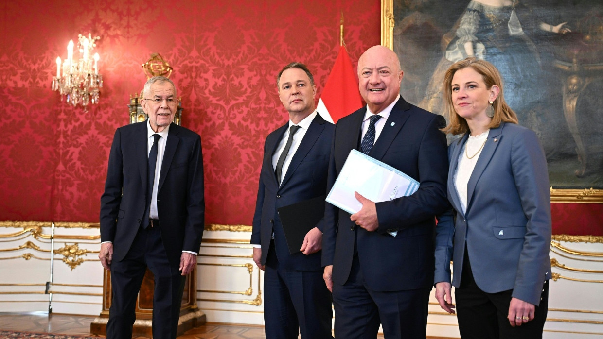 Die Parteivorsitzenden Andreas Babler (SPÖ), Christian Stocker (ÖVP) und Beate Meinl-Reisinger (NEOS) am 22. Februar mit Bundespräsident Van der Bellen in der Präsidentschaftskanzlei in Wien.