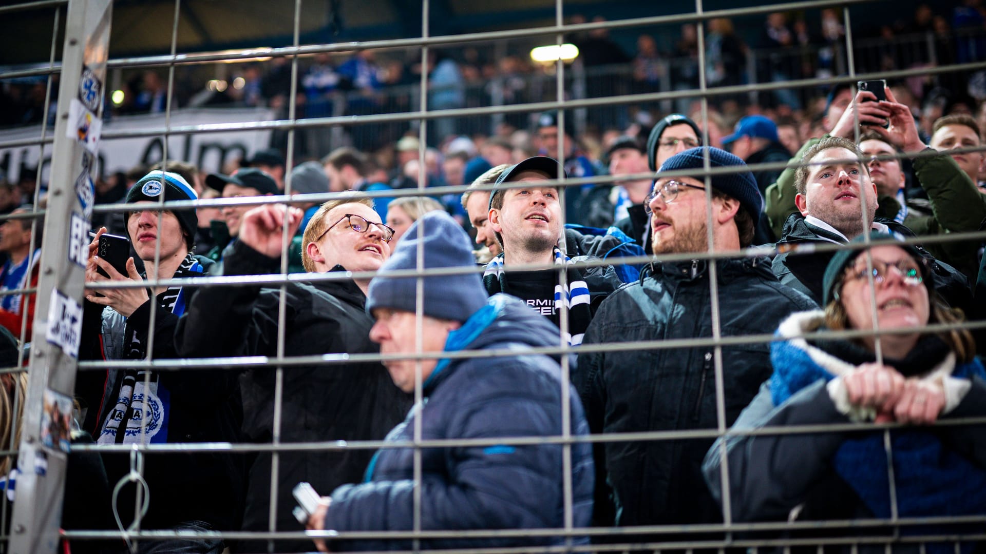 Kevin Kühnert auf der Südtribüne im Stadion von Arminia Bielefeld.