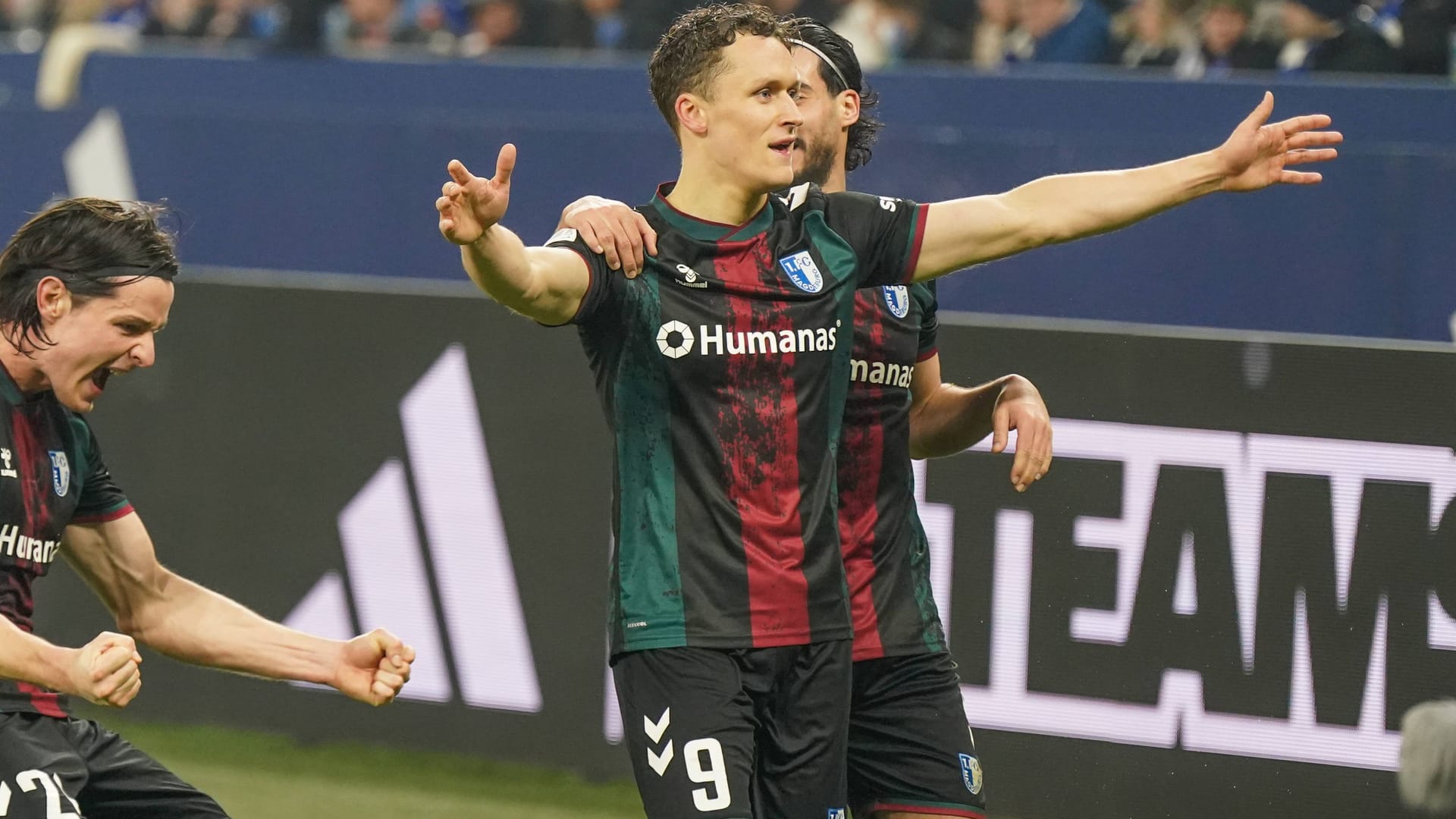 Viel Grund zum Jubeln auf Schalke: Der 1. FC Magdeburg um Vierfach-Torschütze Martijn Kaars (M.).