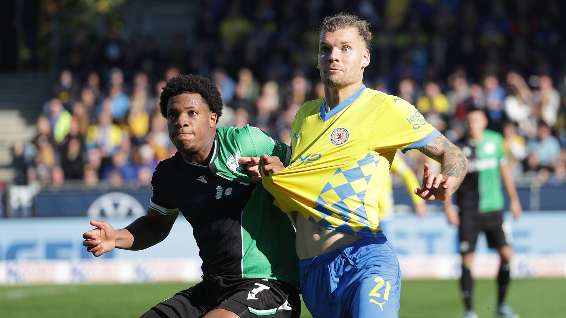 Jessic Ngankam (Hannover 96) und Kevin Ehlers (Eintracht Braunschweig) im Zweikampf: Auch das Derby-Rückspiel findet an einem Sonntag statt.