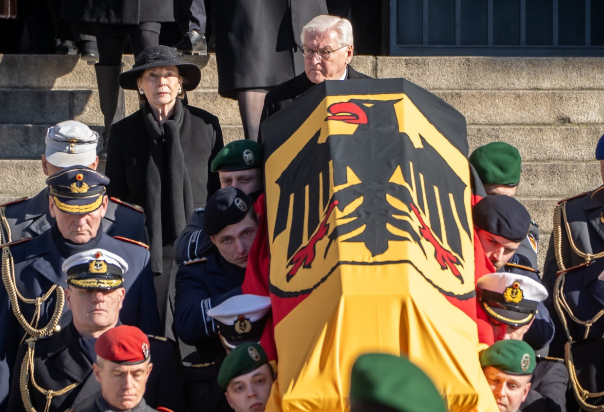 Der Sarg des verstorbenen ehemaligen Bundespräsidenten Horst Köhler wird am Dienstag aus dem Berliner Dom getragen. Direkt dahinter gehen die Witwe Eva-Luise Köhler und Bundespräsident Frank-Walter Steinmeier.