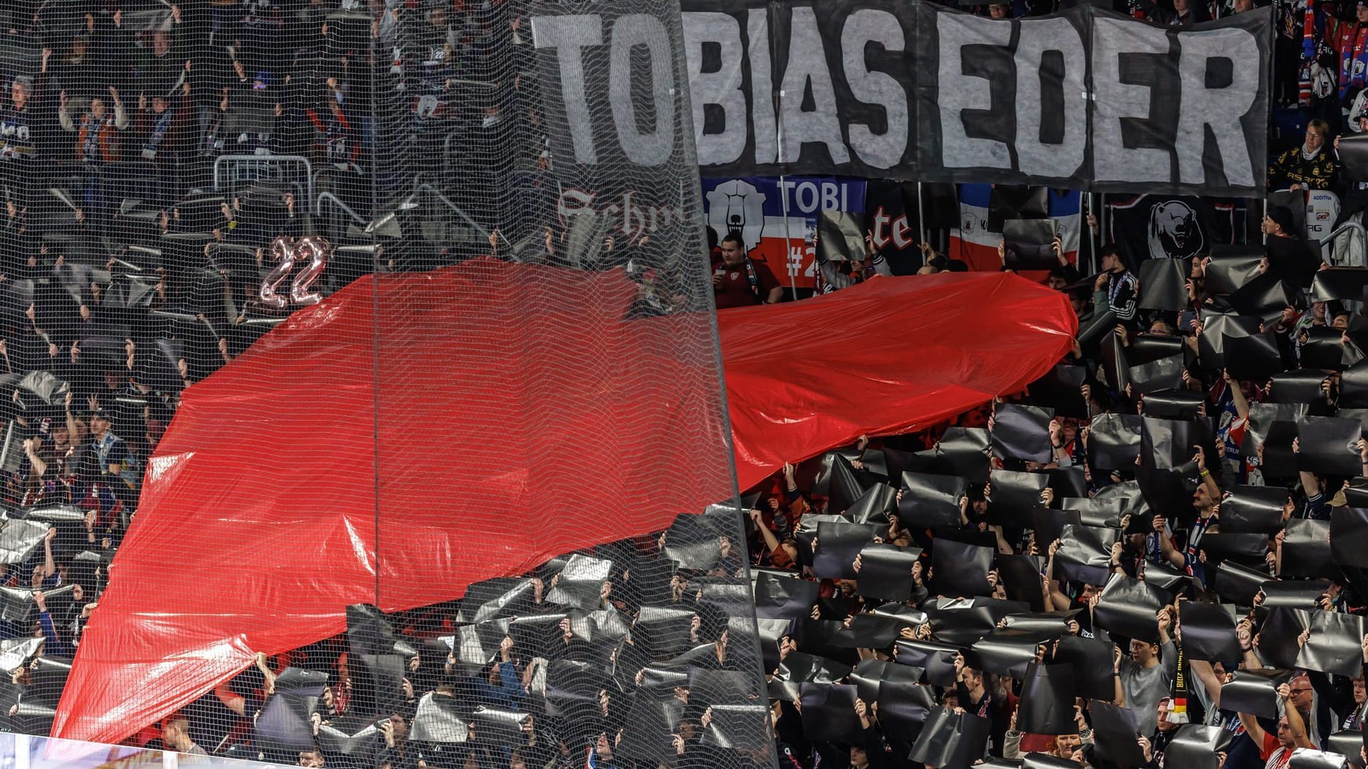Abschied von Tobias Eder: Eisbären-Fans halten ein großes Herz zu Ehren des verstorbenen Spielers in die Höhe. Abschied von Tobias Eder: Eisbären-Fans halten ein großes Herz zu Ehren des verstorbenen Spielers in die Höhe.