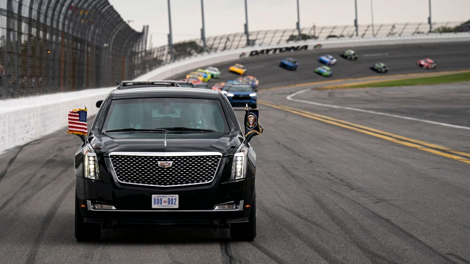 Donald Trump fährt in seinem "Beast" über die Rennstrecke: Beim Daytona 500 legte der US-Präsident einen großen Auftritt hin.