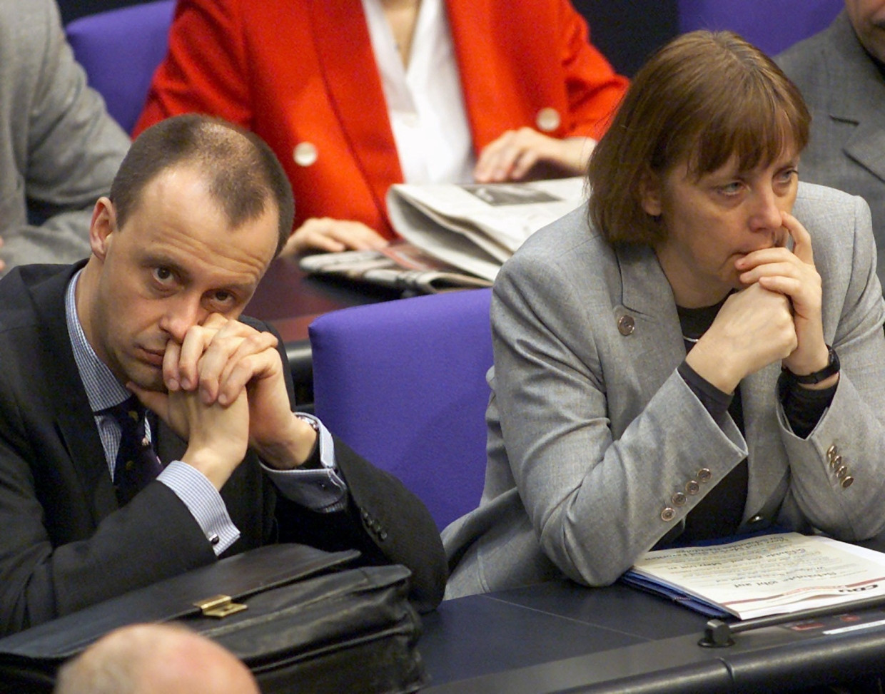 Friedrich Merz und die damalige CDU-Generalsekretärin Angela Merkel am 17. Februar 2000 im Bundestag Friedrich Merz und die damalige CDU-Generalsekretärin Angela Merkel am 17. Februar 2000 im Bundestag