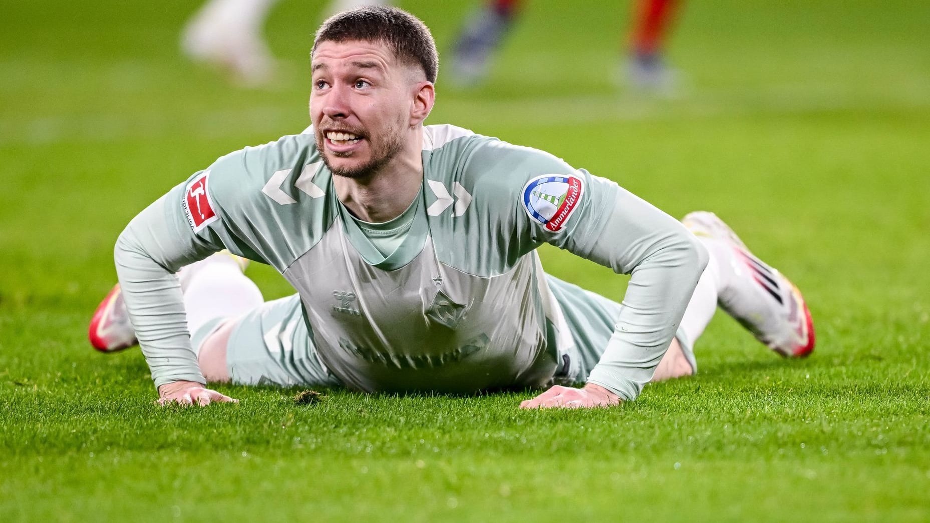 Mitchell Weiser am Boden: Werder Bremen geriet in Freiburg unter die Räder. Mitchell Weiser am Boden: Werder Bremen geriet in Freiburg unter die Räder.