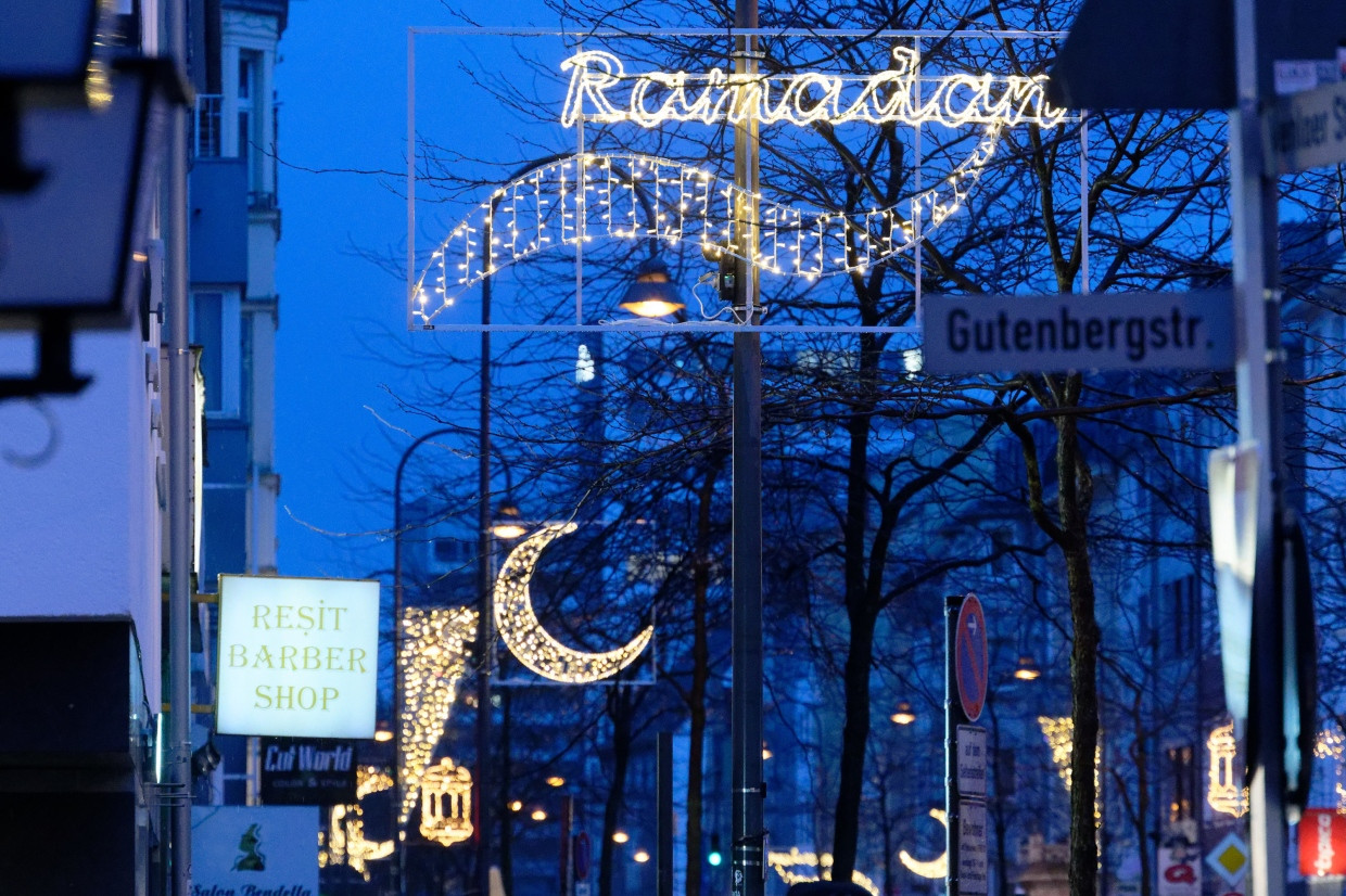 Festliche Lichter zum Ramadan im Jahr 2024 an der Venloer Straße in Köln