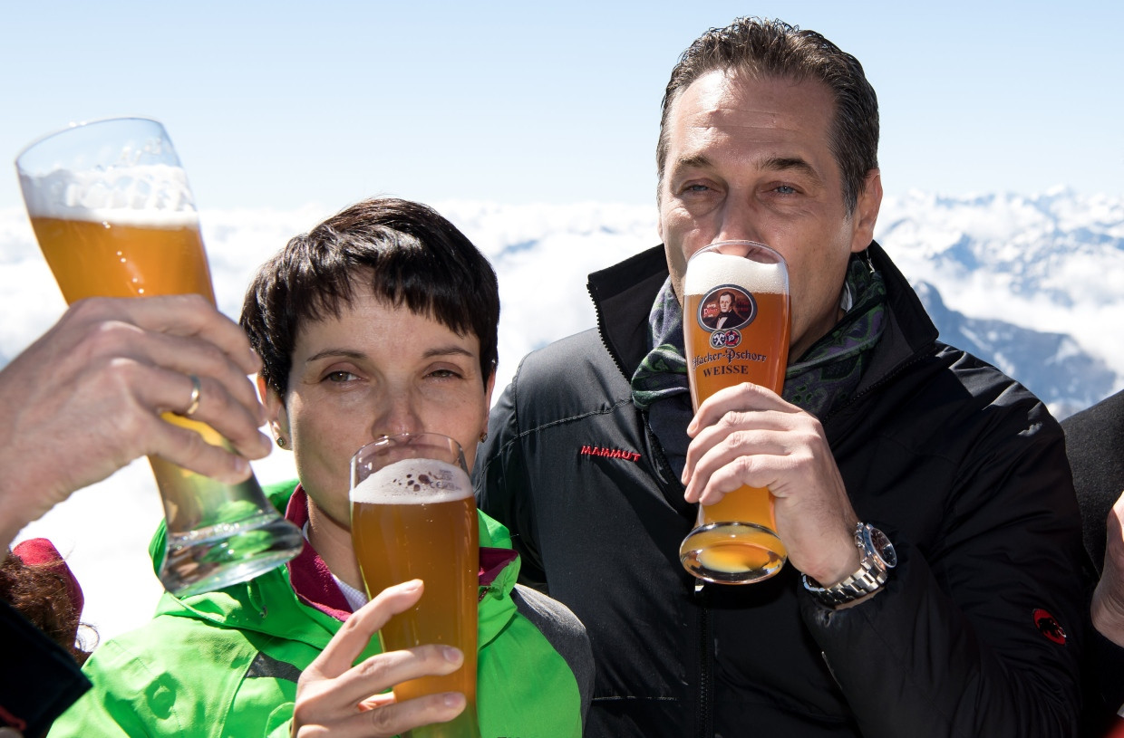 Die damaligen Chefs von AfD und FPÖ, Frauke Petry und Heinz-Christian Strache, im Juni 2016 beim Biertrinken auf der Zugspitze