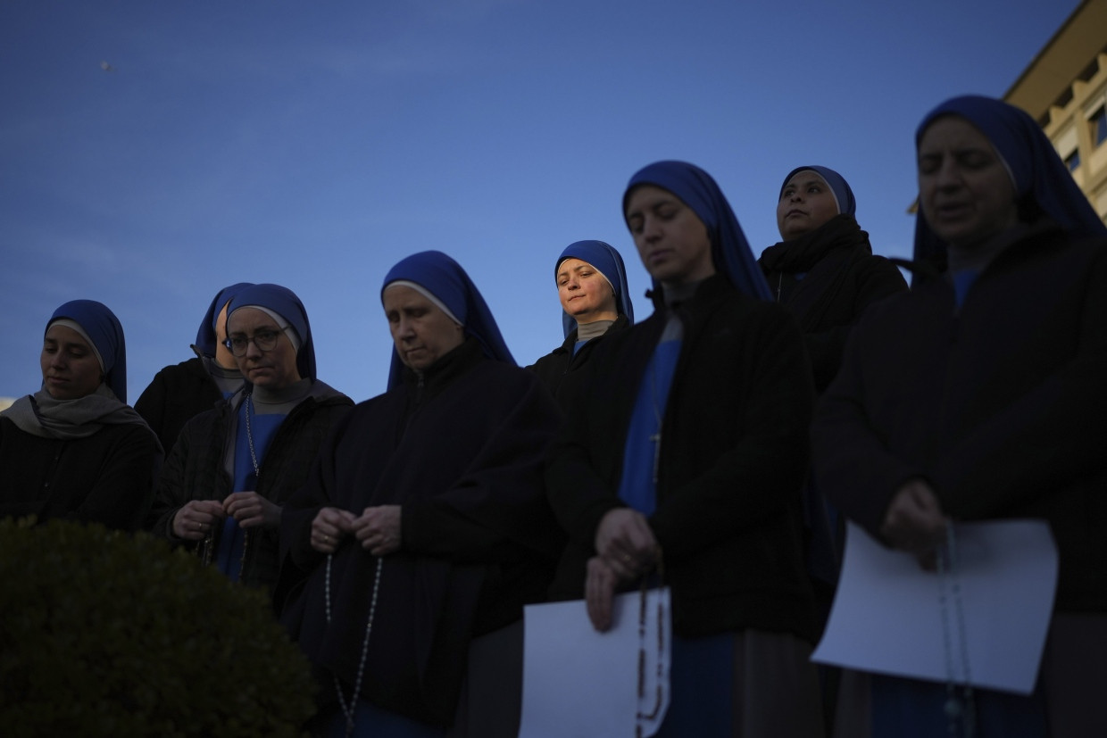 Nonnen beten für die Genesung des Oberhauptes der katholischen Kirche, Papst Franziskus. Sie haben sich vor der Gemelli-Klinik in Rom, in der er seit dem 14. Februar stationär behandelt wird, versammelt.