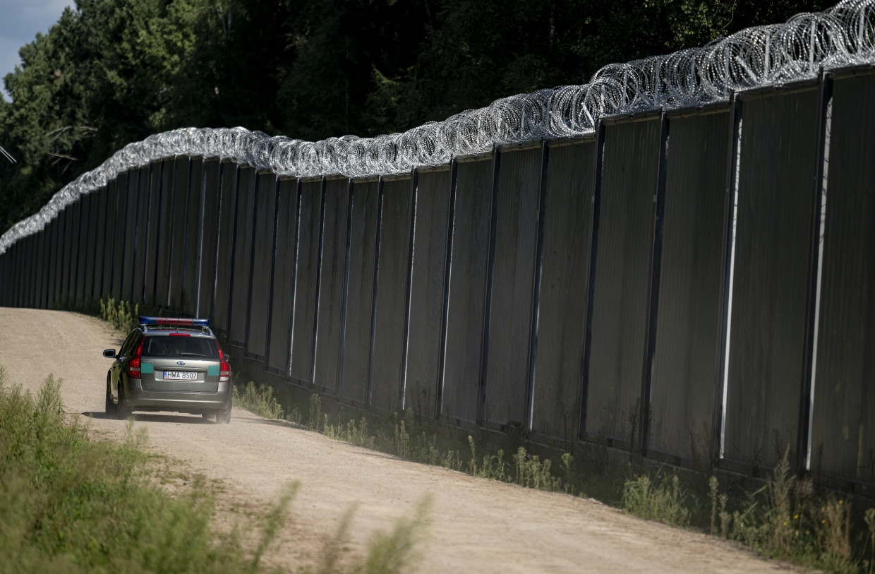 Fertiger Grenzzaun auf der polnischen Seite zu Belarus, weitere 400 Kilometer sind im Bau. Insgesamt kostet das Vorhaben 2,3 Milliarden Euro.