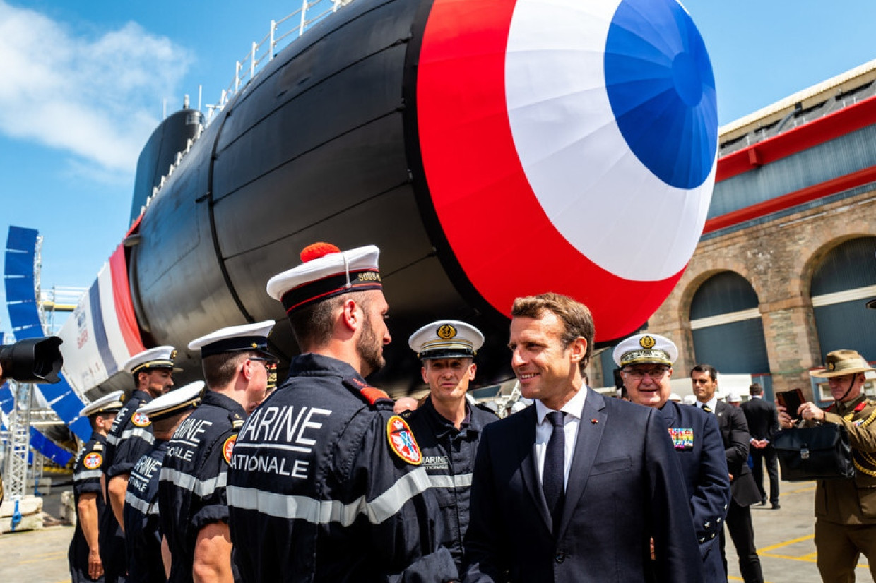 Emmanuel Macron vor dem französischen U-Boot „Suffren“