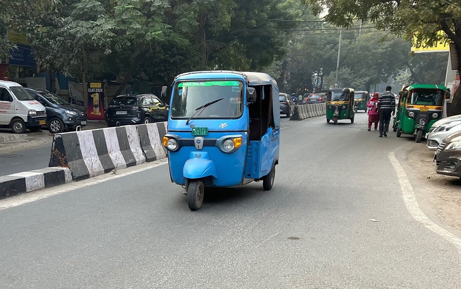 In Europa hat sie ausgeknattert, doch in Indien fährt die Ape weiter – zumeist als motorisierte Rikscha. Seit 1999 wird sie in Baramati nahe Mumabi gebaut.