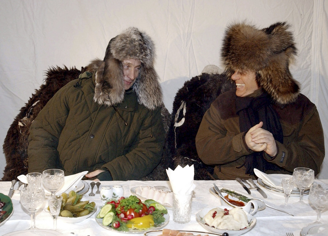 Der ehemalige Ministerpräsident Italiens, Silvio Berlusconi, ist zeitlebens ein Intimus des russischen Präsidenten Wladimir Putin gewesen. Das Foto zeigt, wie sich die beiden Regierungschef 2003 zu einem informellen Abendessen in der Nähe von Moskau getroffen haben.