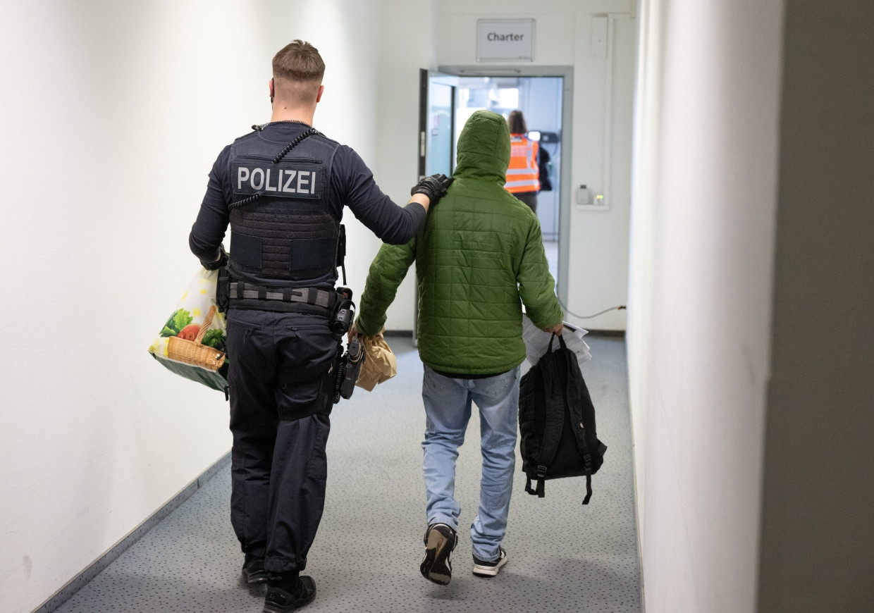 Ein Polizist bringt einen Mann im Februar 2025 am Frankfurter Flughafen zum Abschiebeflug nach Pakistan.