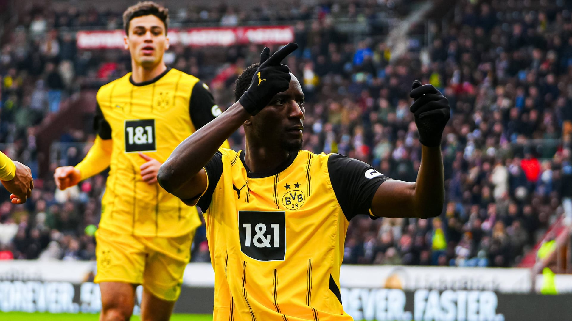 Traf erneut: Dortmunds Guirassy jubelt beim FC St. Pauli.