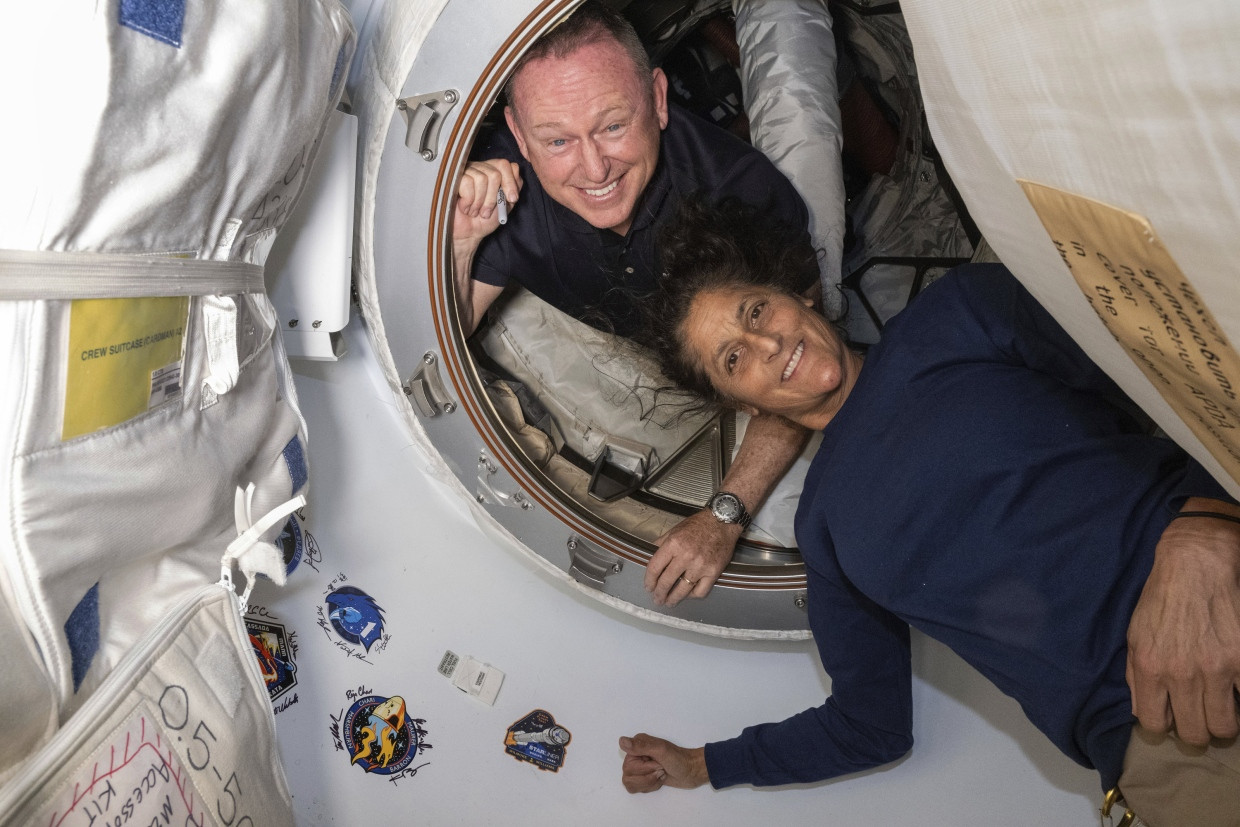 Die „Boeing Crew Flight Test“-Astronauten Barry „Butch“ Wilmore (l.) und Sunita „Suni“ Williams im Harmony-Modul der Internationalen Raumstation (ISS)