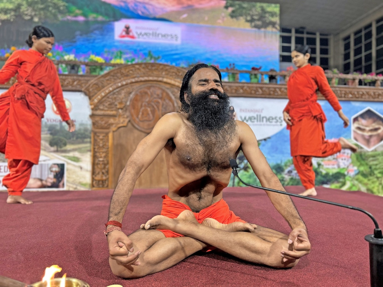 Gelenkig: Baba Ramdev beim Yoga im indischen Haridwar