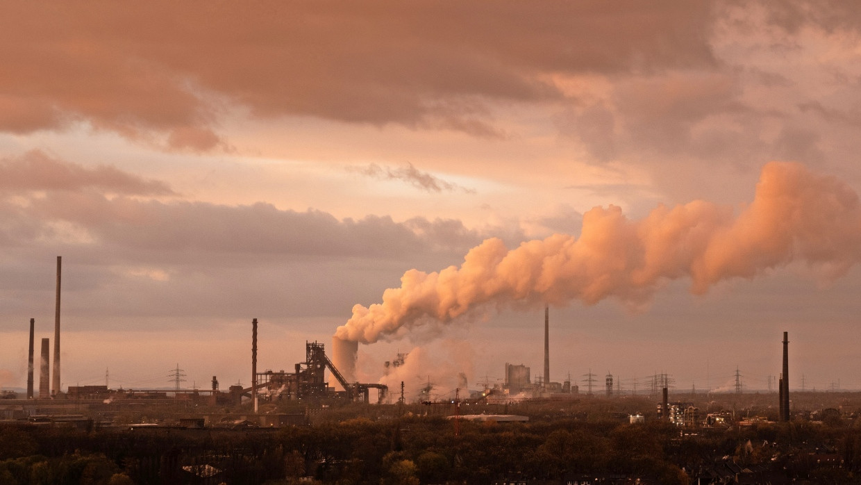 Industrie: Blick von der Aussichtsplattform von Hochofen 5 des stillgelegten Hüttenwerks im Landschaftspark Duisburg-Nord auf Industrieanlagen und rauchende Schlote.