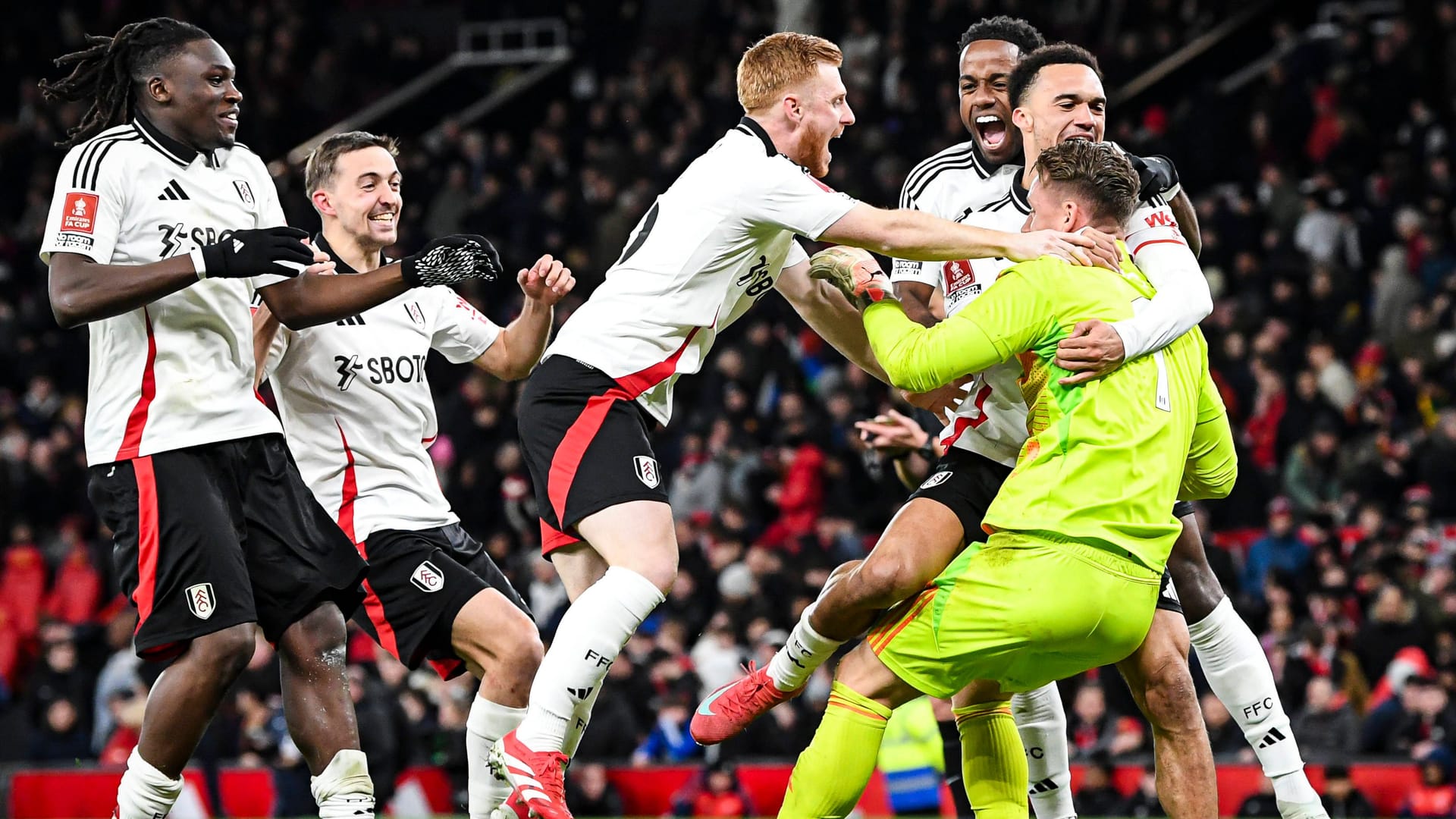 Fulhams Spieler feiern Bernd Leno (r.): Der Nationalkeeper blieb im Elfmeterschießen ruhig.