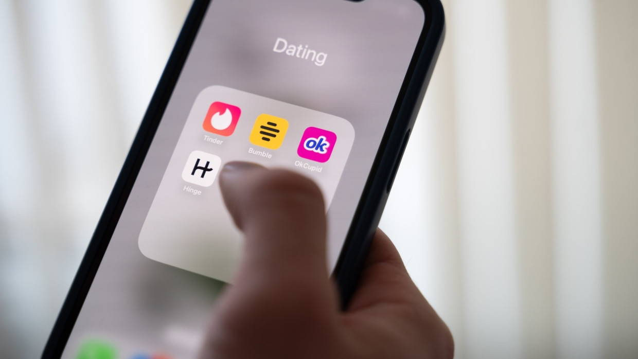 Tinder, Bumble, OkCupid, Hinge – Dating-Apps gibt es viele. Doch das Konzept ist immer gleich.