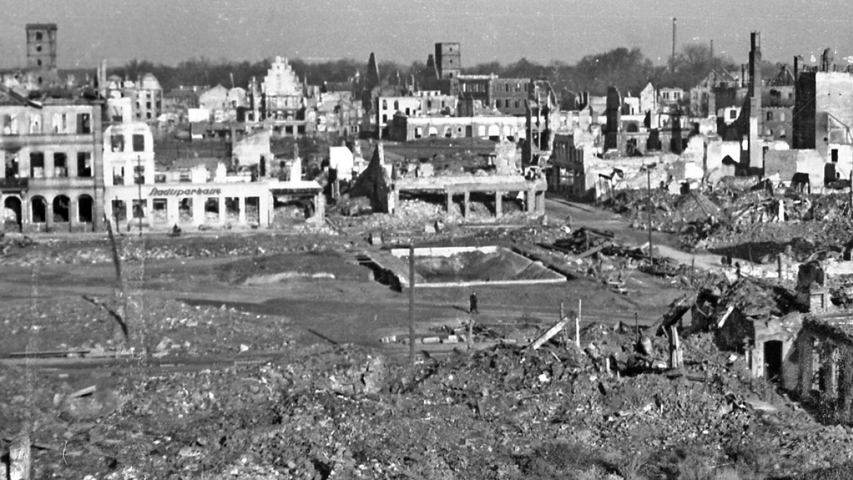 Eingeebnet: Die Montage der Fotografien zeigt den Blick über den Marktplatz und die Ruinen der Innenstadt.