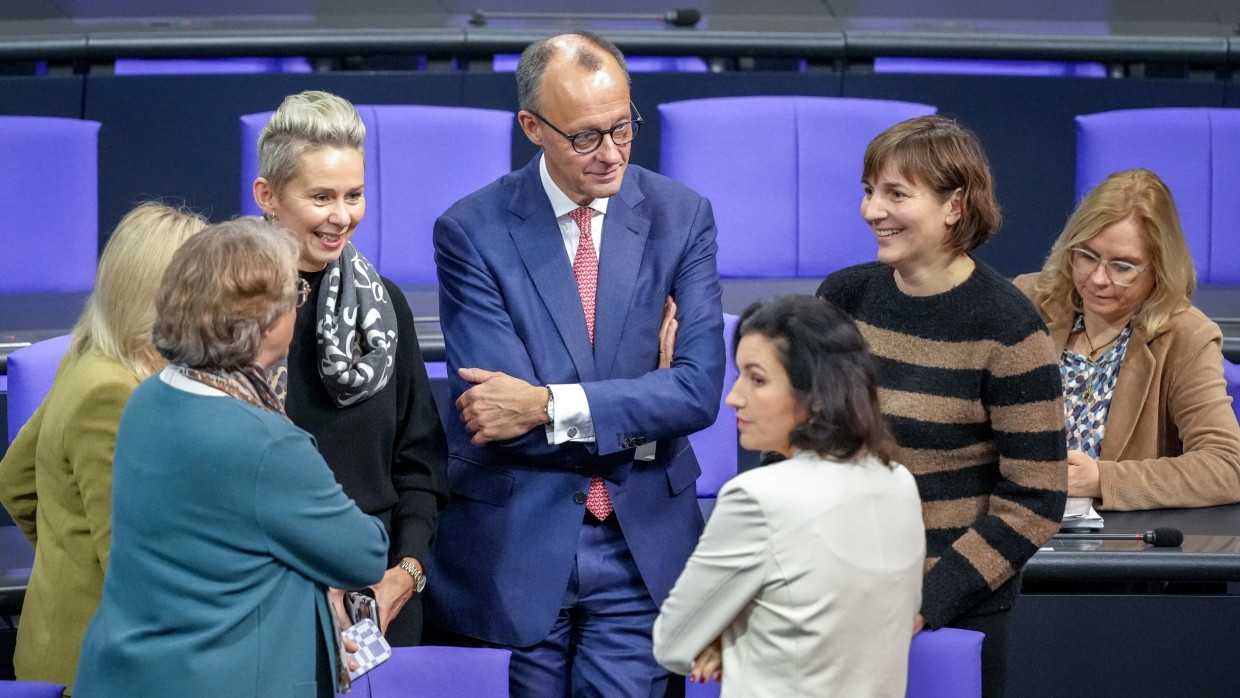 Ohne seine Unterstützung wird es wohl nicht klappen: Der Fraktionsvorsitzende Friedrich Merz mit Frauen der Unionsfraktion Anfang Dezember im Bundestag. Die Unions-Frauengruppe verlangt 50 Prozent der Posten und Ämter in der neuen Fraktion und Regierung.