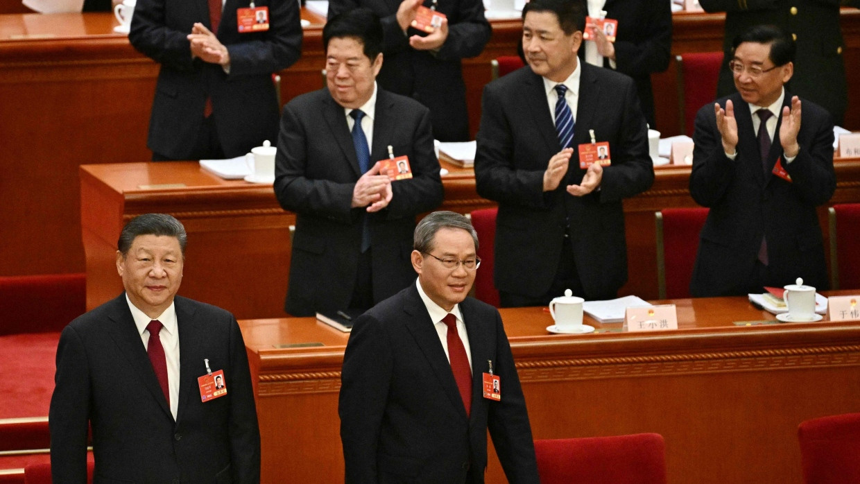 Zwei Teetassen für den Staats- und Parteichef Xi Jinping, eine für Ministerpräsident Li Qiang beim chinesischen Volkskongress in Peking am 5. März 2025.