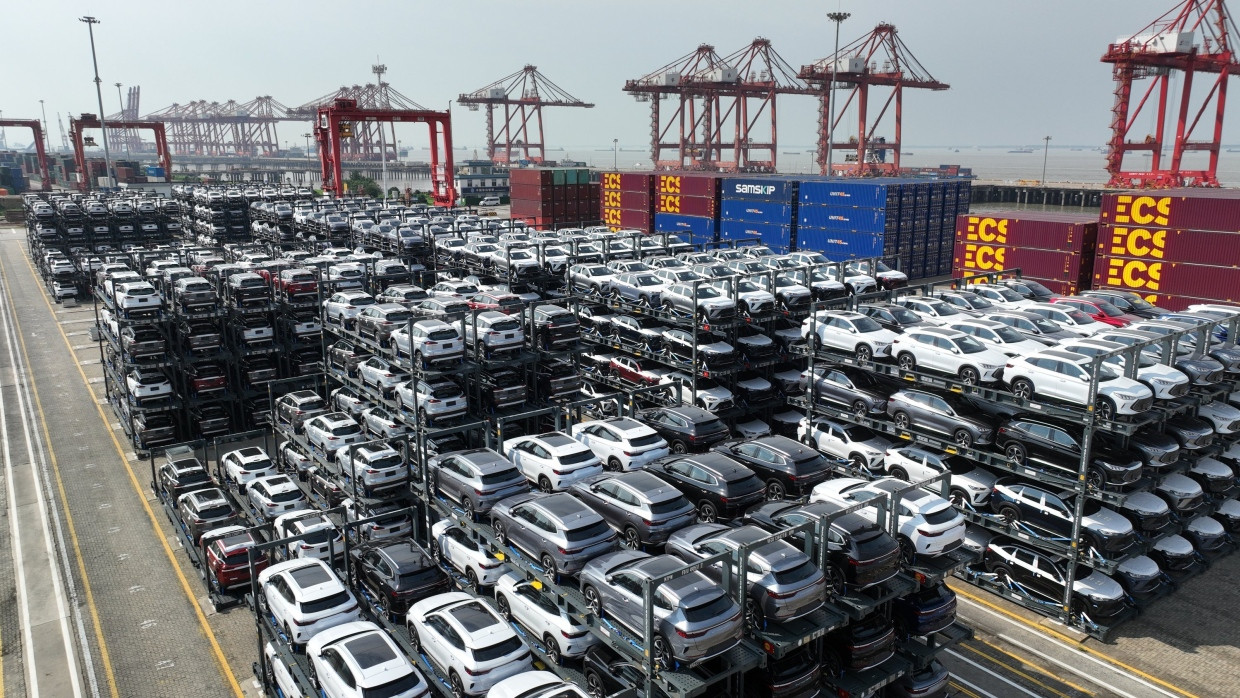 Chinesische Hybrid- und Elektroautos warten auf den Export im chinesischen Hafen Taicang.