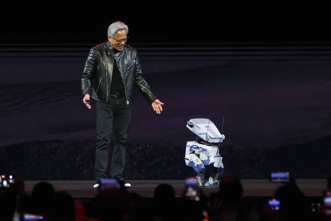 Jensen Huang im Austausch mit einem Mini-Roboter aus dem Hause Disney an der Entwicklerkonferenz GTC in San Jose.