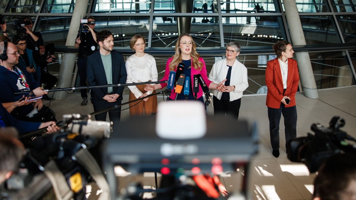 Die Grünen-Parteivorsitzenden Felix Banaszak und Franziska Brantner mit den Fraktions-Chefinnen Katharina Dröge und Britta Haßelmann in Berlin