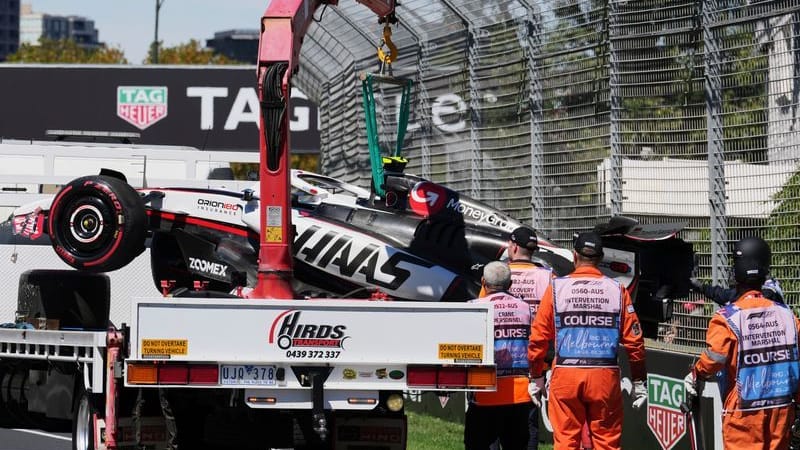 Streckenposten laden das Auto des britischen Haas-Piloten Oliver Bearman auf einen Lastwagen.