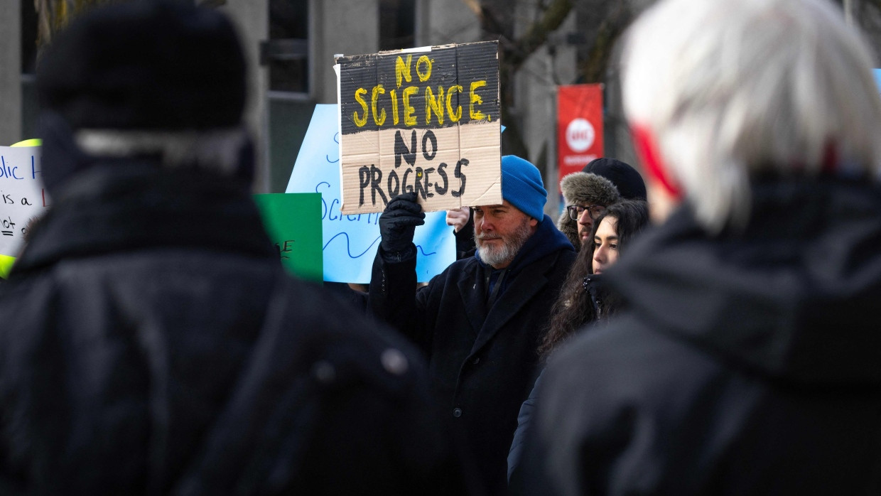 In Chicago demonstrieren Uni-Mitarbeiter gegen die Streichung von Bundesmitteln.