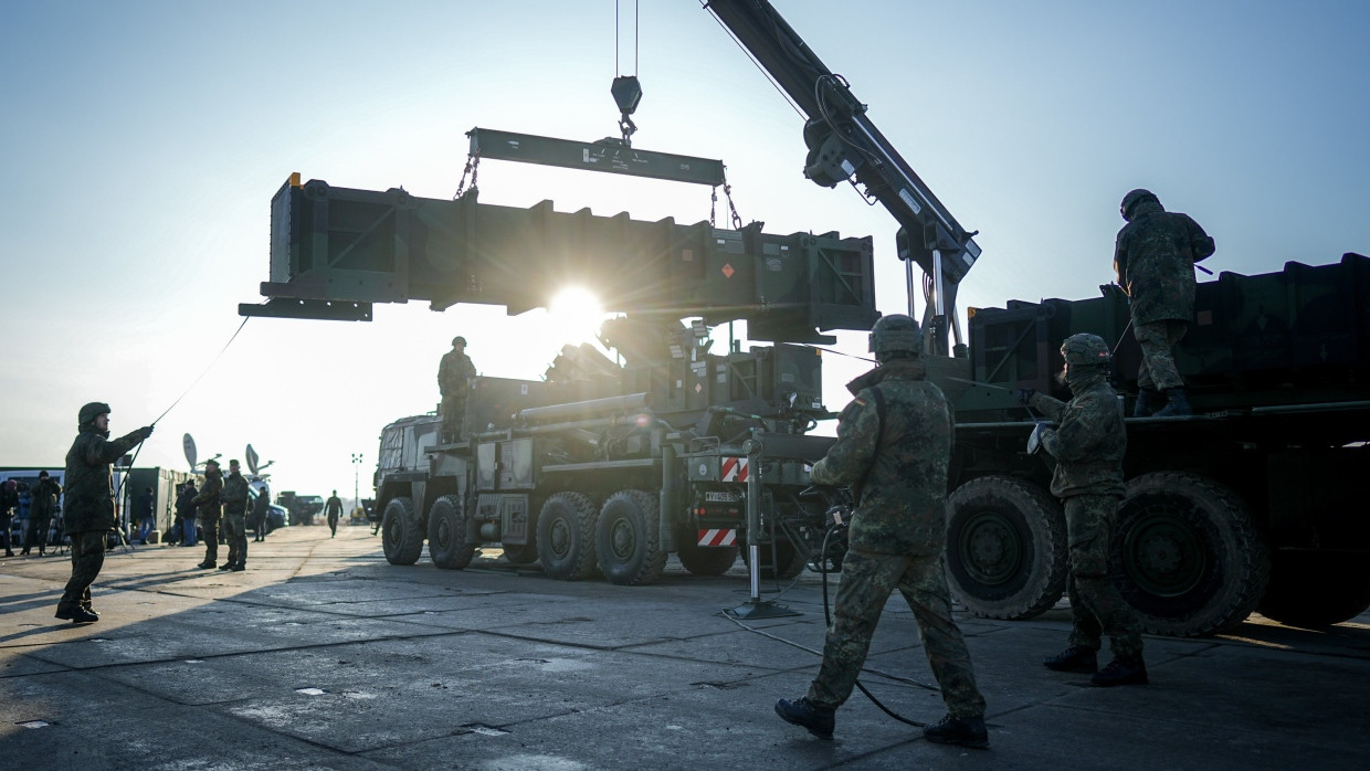 Bundeswehr-Soldaten verladen im polnischen Rzeszow Raketen für das Patriot-Flugabwehrsystem.