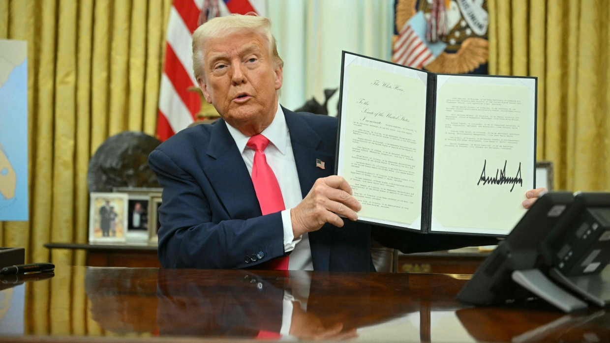 Perfekte Inszenierung für die Medien: Donald Trump präsentiert seine Unterschrift unter einer „Executive Order“.