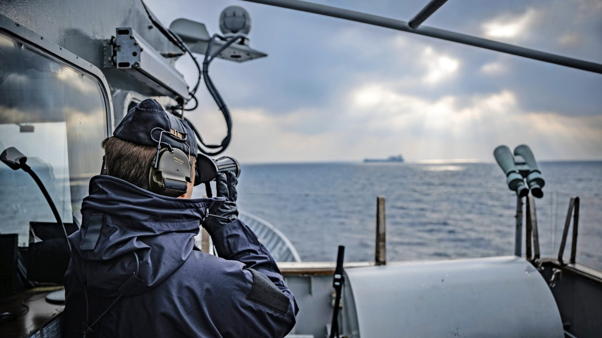 Verdächtiges Schiff im Visier: Die NATO will mit der Operation „Baltic Sentry“ Kabel unter der Ostsee schützen.  Foto Picture Alliance