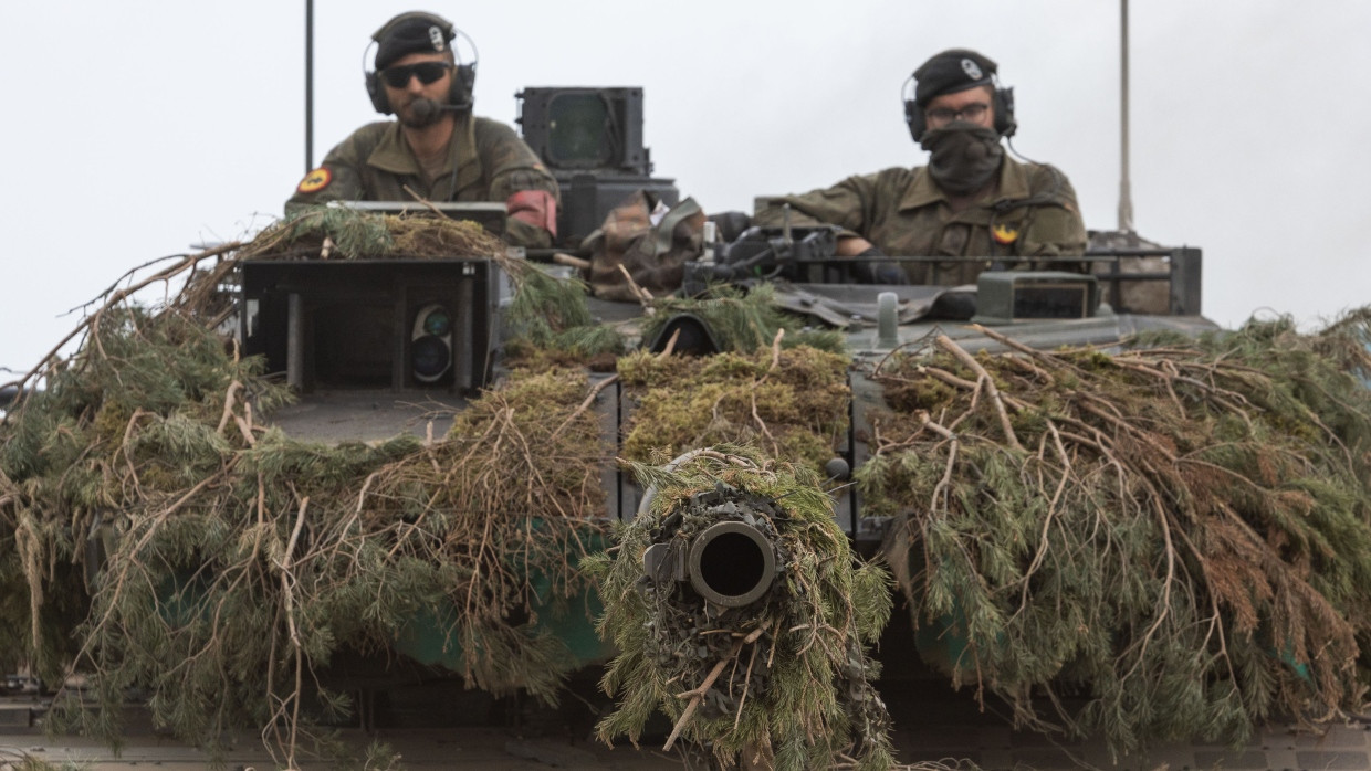 An der Ostflanke der EU in Litauen: Deutsche Soldaten auf einem Leopard-2-Panzer