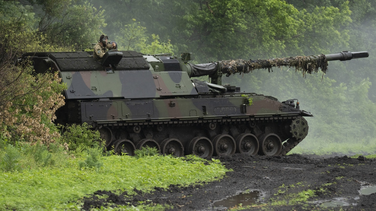 Eine deutsche Panzerhaubitze 2000 der ukrainischen Armee steht in der Nähe von Bachmut.