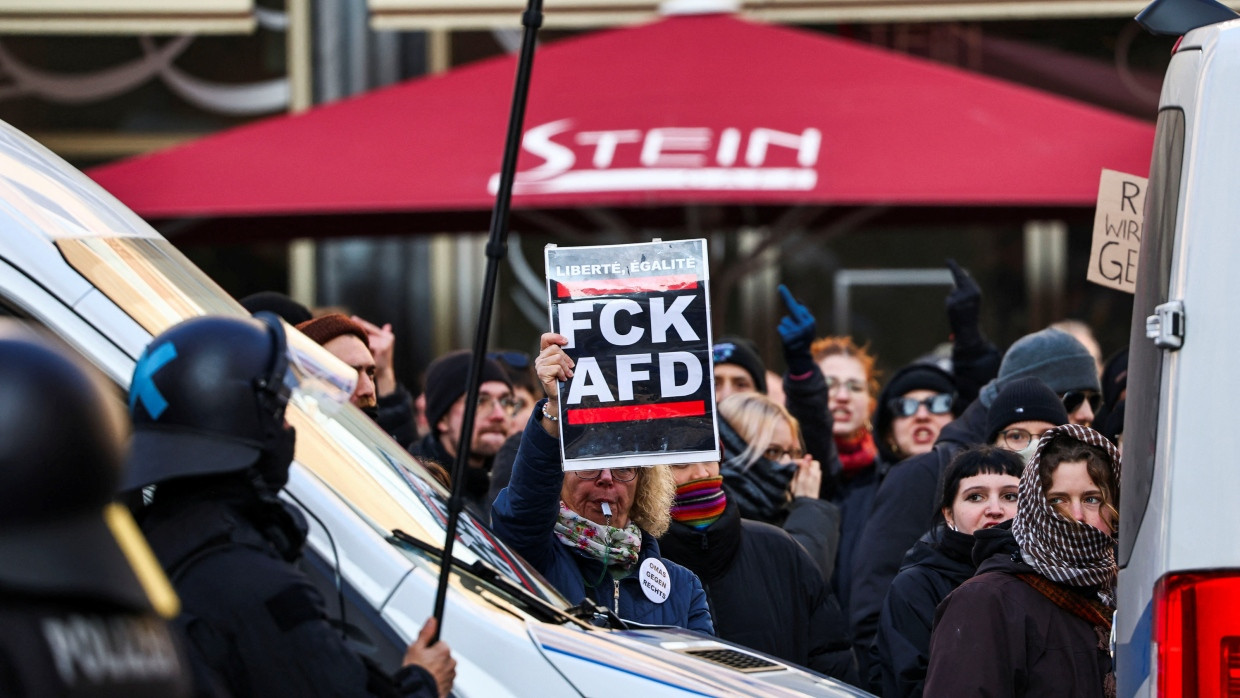 Aktivisten demonstrieren gegen die AfD in Leipzig.