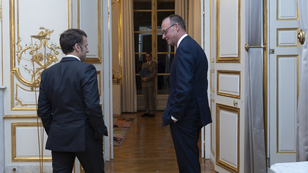 Besuch im Élysée-Palast: Die von der französischen Regierung verbreitete Aufnahme zeigt Unionskanzlerkandidat Friedrich Merz (r.)  am 28. Februar 2025 mit dem französischen Präsidenten Emmanuel Macron