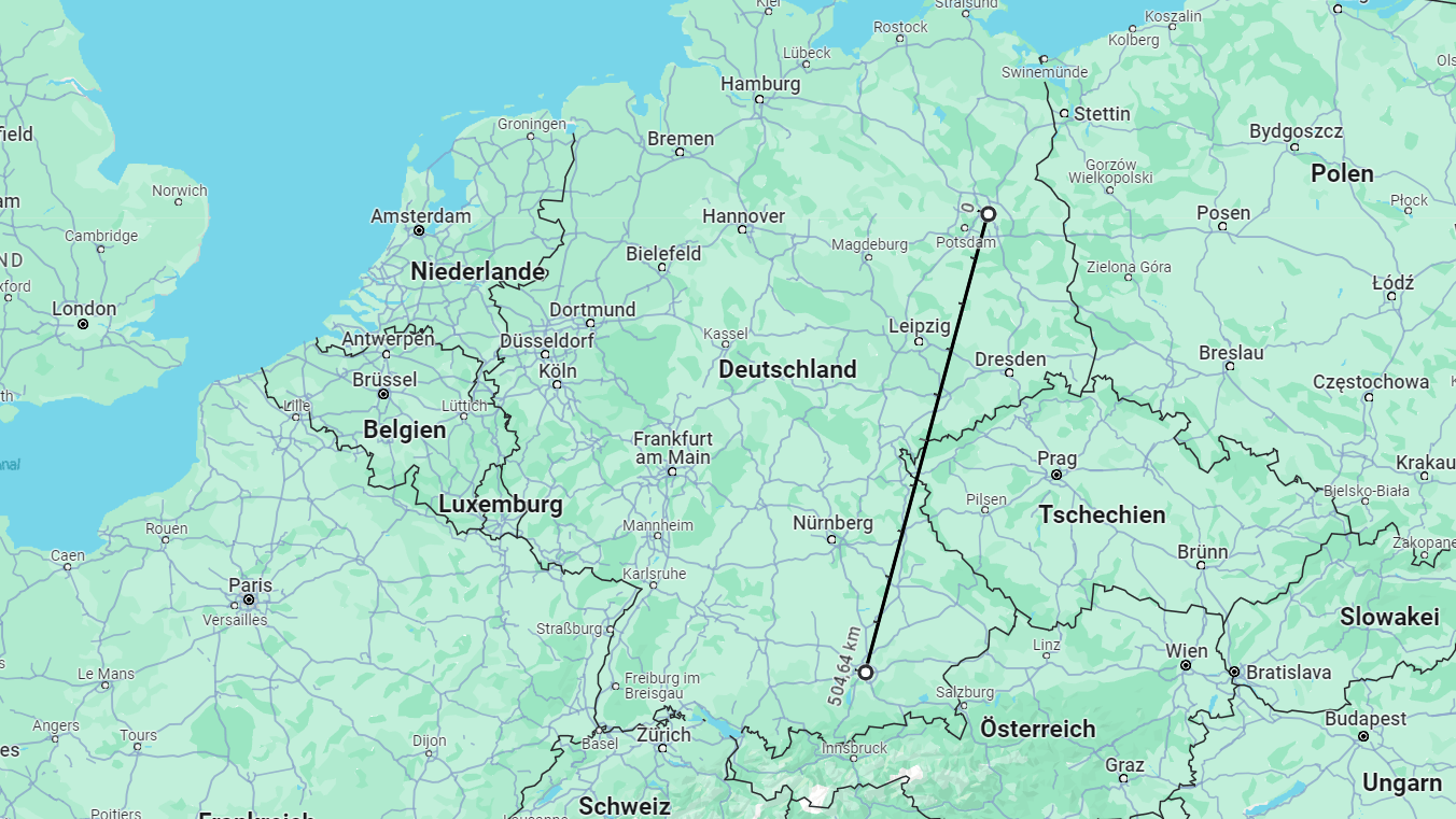 Entfernungen messen mit Google Maps: Vom Berliner Alexanderplatz bis zum Marienplatz in München liegen 504,69 Kilometer Luftlinie.