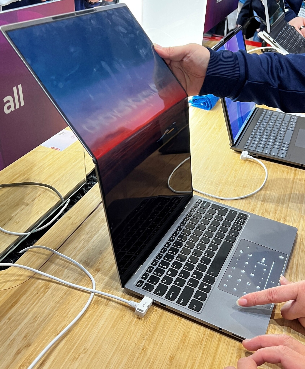 Bei diesem Notebook-Konzept klappt man in die andere Richtung...