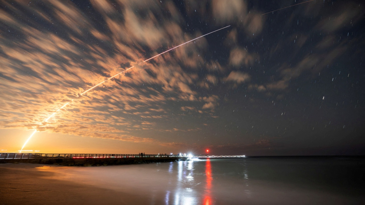 Die SpaceX Falcon 9-Rakete mit den Starlink-Satelliten nach dem Start von Cape Canaveral in Florida.