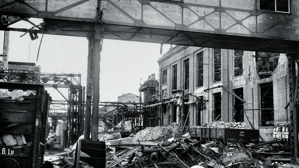 Das Gelände der IG Farben in Ludwigshafen ist im Mai 1945 nach Angriffen der Alliierten größtenteils zerstört.