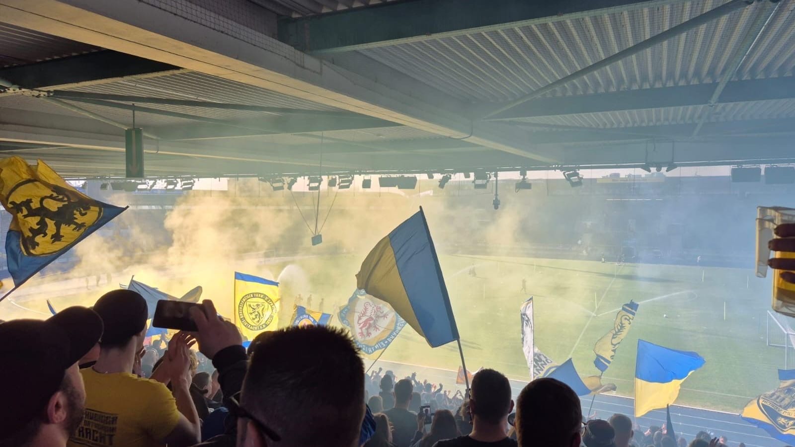 Viel Betrieb im Eintracht-Stadion: Beim Abschlusstraining vor dem Derby herrscht gute Stimmung.